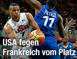 Russell Westbrook (USA) gegen Florent Pietrus (Frankreich)