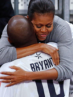 Michelle Obama umarmt US-Basketballer Kobe Bryant