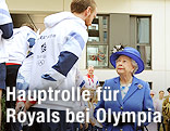 Queen Elizabeth II trifft Mitglieder des englischen Basketball-Nationalteam im Olympischen Dorf