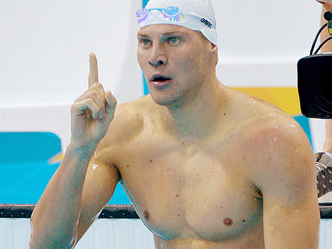 Schwimmer Dinko Jukic mit erhobenen Zeigefinger