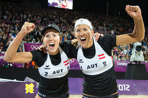 Doris Schwaiger und Stefanie Schwaiger jubelnd