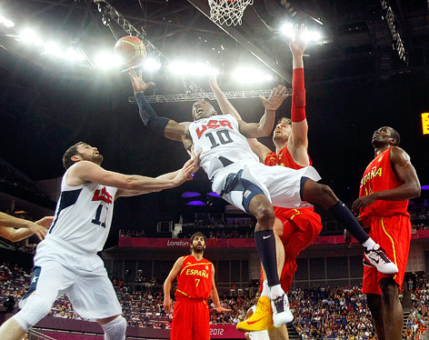 Kobe Bryant (USA) mit vollem Einsatz unter dem gegnerischen Korb