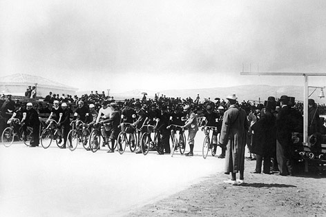 Archivbild aus dem Jahr 1896: Radfahrer stellen sich entlang der Startlinie auf