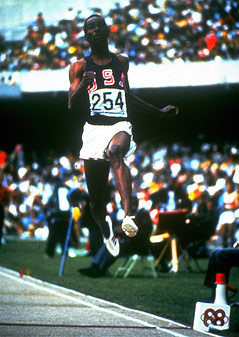 Bob Beamon bei seinem Rekordsprung in 1968