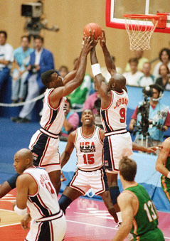 USA's David Robinson und Michael Jordan, springen um den Rebound bei einem Basketballspiel in 1992