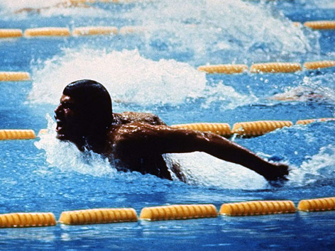 Archivfoto von Mark Spitz beim Schwimmen in 1972