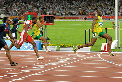 Usain Bolt (Jamaica) überquert die Ziellinie beim 100-m-Lauf bei den Olympischen Spielen 2008