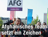 Tahmina Kohistani trägt die Afghanische Flagge