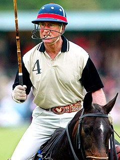 Prinz Charles mit aggressivem Blick beim Polospiel