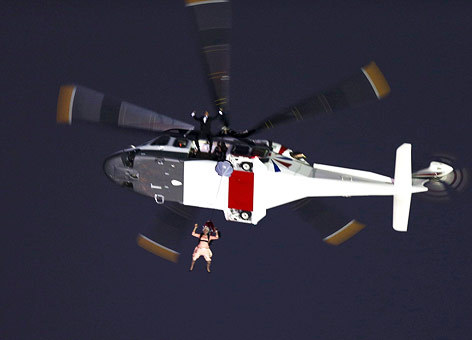 Queen-Double springt aus einem Helikopter
