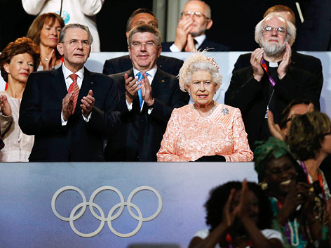 Queen Eluizabeth II. beobachtet die Eröffnungszeremonie