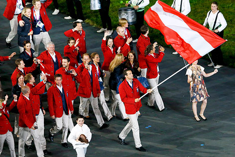 Österreichische Olympiaathleten mit Markus Rogan als Fahnenträger an der Spitze