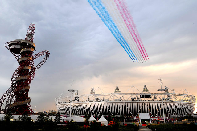 Jets fliegen über dem Olympic Stadium