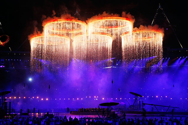 Olympische Ringe werden in die Höhe gezogen