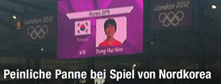 Inserat auf der Anzeigetafel zeigt eine Spielerin Nordkoreas fälschlicher Weise mit der Südkoreanischen Flagge