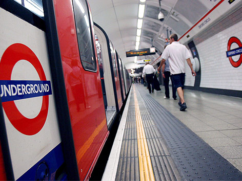 U-Bahngarnitur in Londoner U-Bahnstation