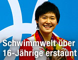 Die chinesische Olympiasiegerin Ye Shiwen mit Blumen und Goldmedaille