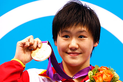 Die chinesische Olympiasiegerin Ye Shiwen mit Blumen und Goldmedaille