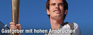 Tennisspieler Andy Murray mit Olympischer Fackel