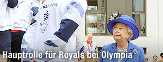 Queen Elizabeth II trifft Mitglieder des englischen Basketball-Nationalteam im Olympischen Dorf