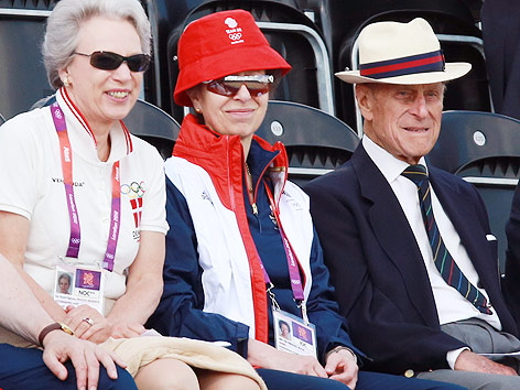 Prinzessin Anne und ihr Vater Prinz Philip während des Springreitens