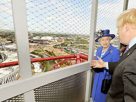 Queen Elizabeth II. und der Londoner Bürgermeister Boris Johnson besichtigen die Sportstätten