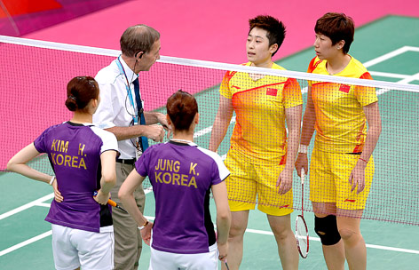 Schiedsrichter Torsten Berg spricht mit den Chinesinnen Yu Yang und Wang Xiaoli