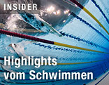 Unterwasseraufnahme vom Schwimmbecken mit Schwimmern