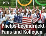 US-Fans mit amerikanischer Flagge vor dem Aquatic Center in London