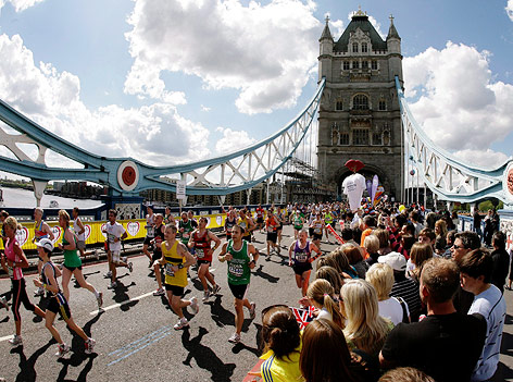 Marathonläufer auf der Tower Bridge