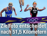 Lisa Norden (SWE) und Nicola Spirig (SUI)  beim Zieleinlauf des Triathlons
