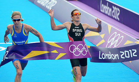 Lisa Norden (SWE) und Nicola Spirig (SUI) beim Zieleinlauf des Triathlons der Damen