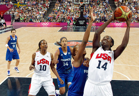 Tina Charles (USA) wirft aus kurzer Distanz einen Korb gegen Frankreich