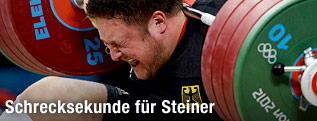 Matthias Steiner stürzt und wird von der 196-kg-Hantel getroffen