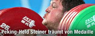 Matthias Steiner stemmt in Peking 2008 Gewichte