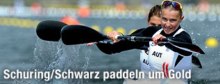 Yvonne Schuring und Viktoria Schwarz paddeln