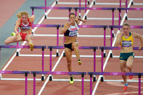 Beate Schrott (AUT), Jessica Zelinka (CAN) sowie Sally Pearson (AUS) im Finale über 100 m Hürden