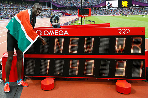 David Lekuta Rudisha zeigt auf die Tafel mit der Anzeige seines neuen Weltrekords