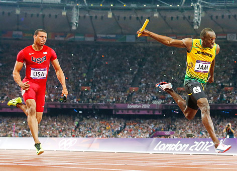 Jamaikas Usain Bolt überquert vor dem Amerikaner Ryan Bailey die Ziellinie