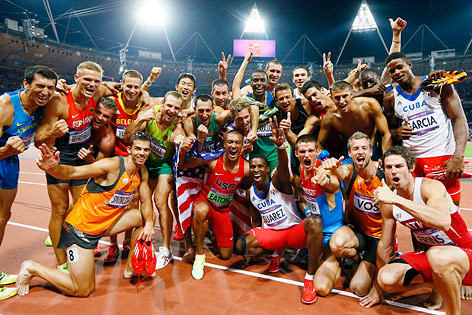 Gruppenfoto der jubelnden Zehnkämpfer mit Sieger Ashton Eaton im Zentrum