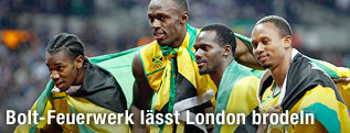Yohan Blake, Usain Bolt, Michael Frater und Nesta Carter jubekn mit Jamaika-Fahne
