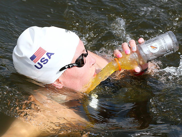 Die US-Langstreckenschwimmerin Haley Anderson versucht im Wasser etwas zu trinken